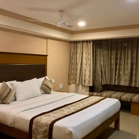 ไส ทาวเวอร์ส Hotel ปุตตาปาร์ถี ภายนอก รูปภาพ