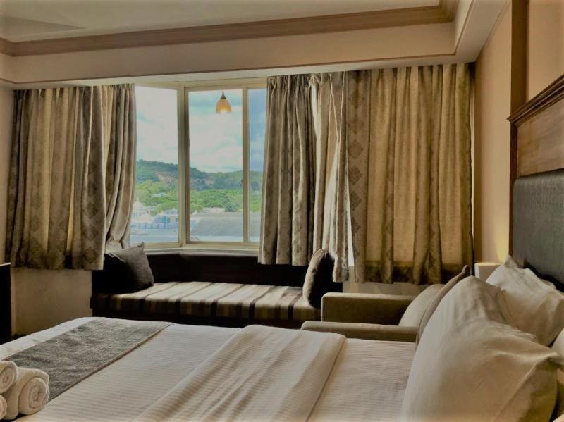 ไส ทาวเวอร์ส Hotel ปุตตาปาร์ถี ภายนอก รูปภาพ