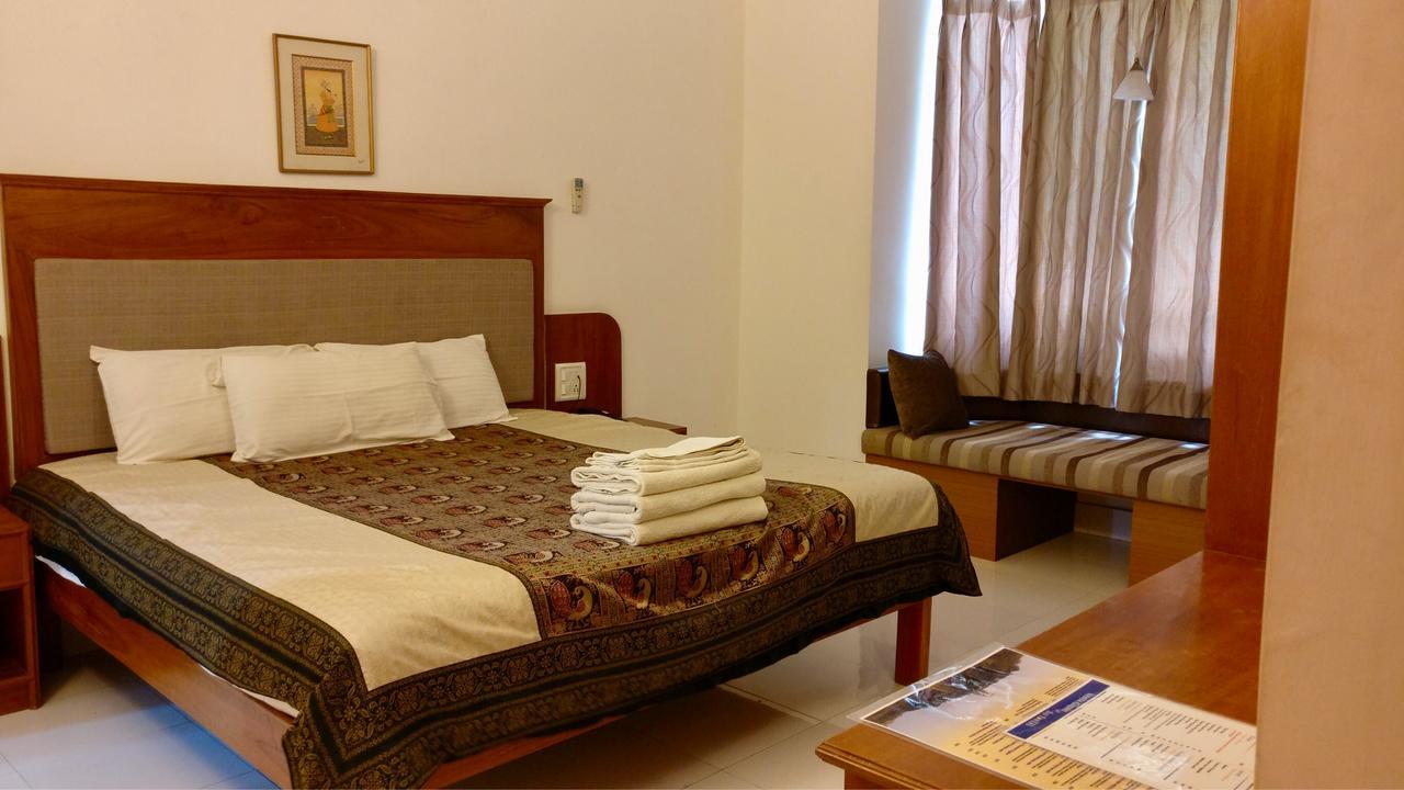 ไส ทาวเวอร์ส Hotel ปุตตาปาร์ถี ภายนอก รูปภาพ