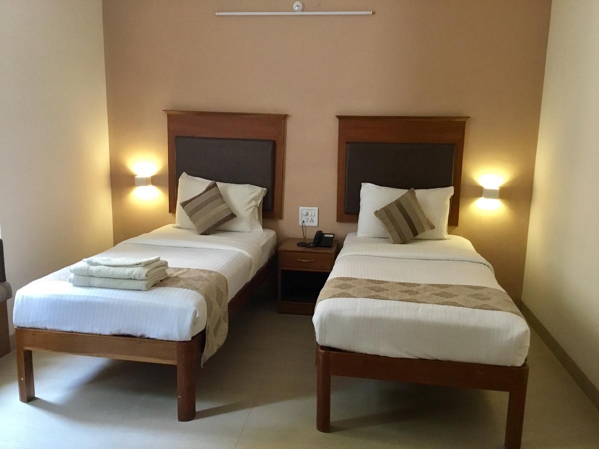 ไส ทาวเวอร์ส Hotel ปุตตาปาร์ถี ภายนอก รูปภาพ