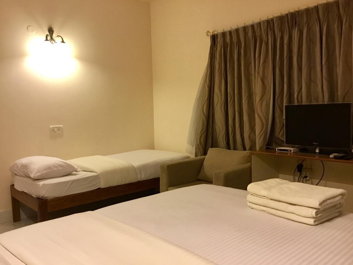 ไส ทาวเวอร์ส Hotel ปุตตาปาร์ถี ภายนอก รูปภาพ
