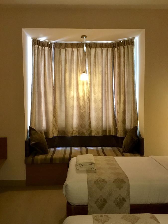 ไส ทาวเวอร์ส Hotel ปุตตาปาร์ถี ภายนอก รูปภาพ