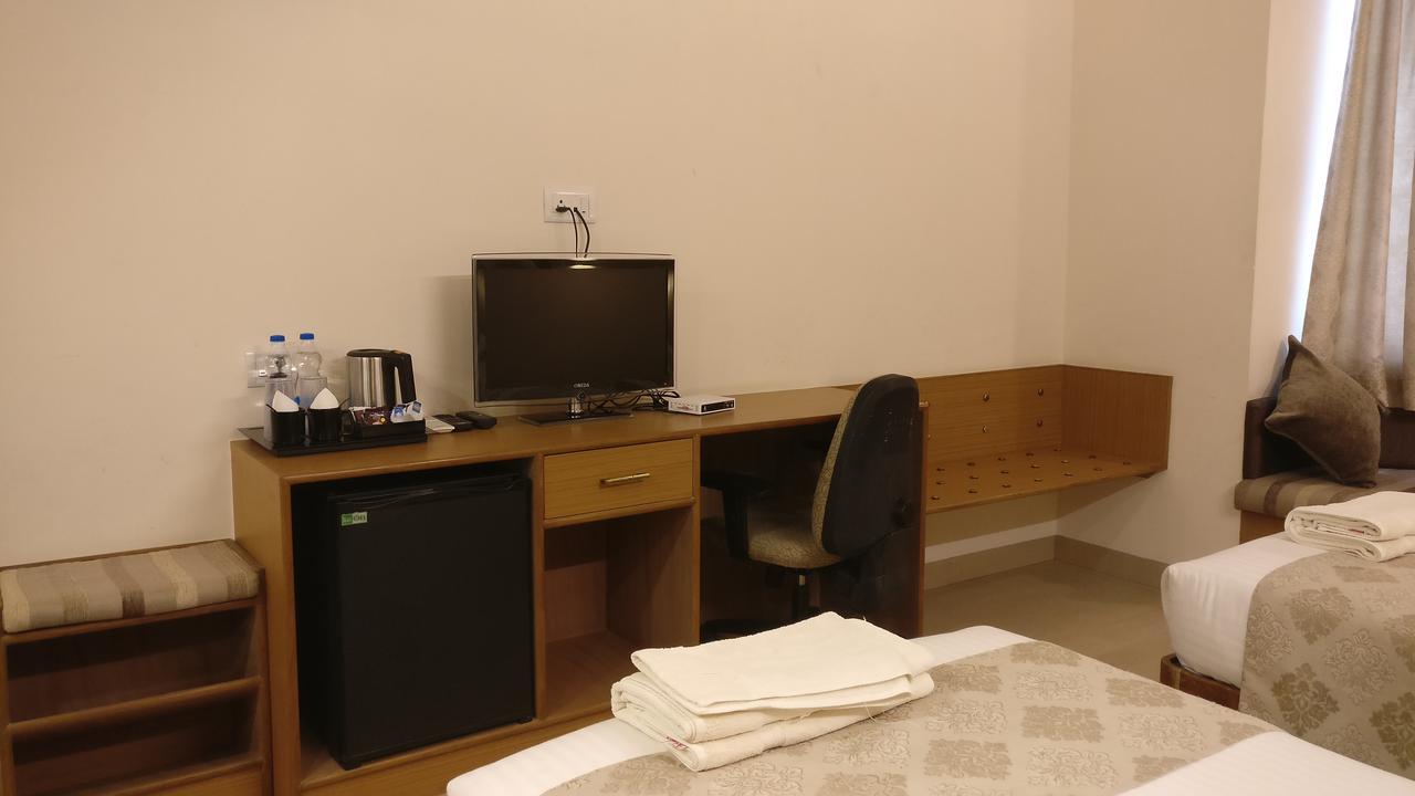 ไส ทาวเวอร์ส Hotel ปุตตาปาร์ถี ภายนอก รูปภาพ