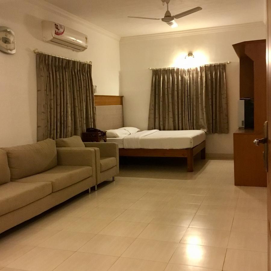 ไส ทาวเวอร์ส Hotel ปุตตาปาร์ถี ภายนอก รูปภาพ