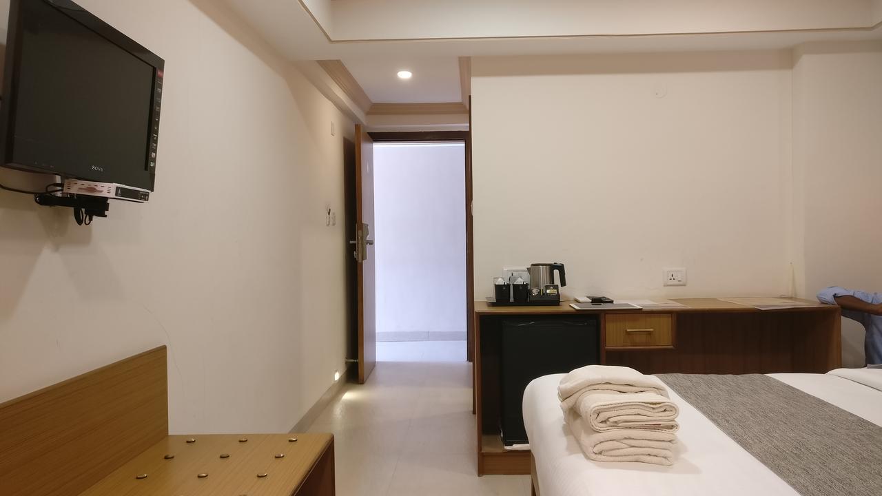ไส ทาวเวอร์ส Hotel ปุตตาปาร์ถี ภายนอก รูปภาพ