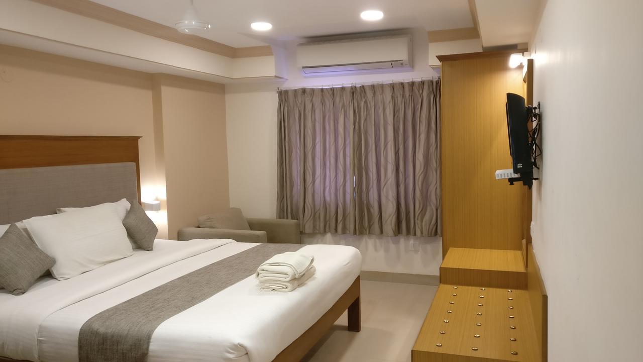 ไส ทาวเวอร์ส Hotel ปุตตาปาร์ถี ภายนอก รูปภาพ