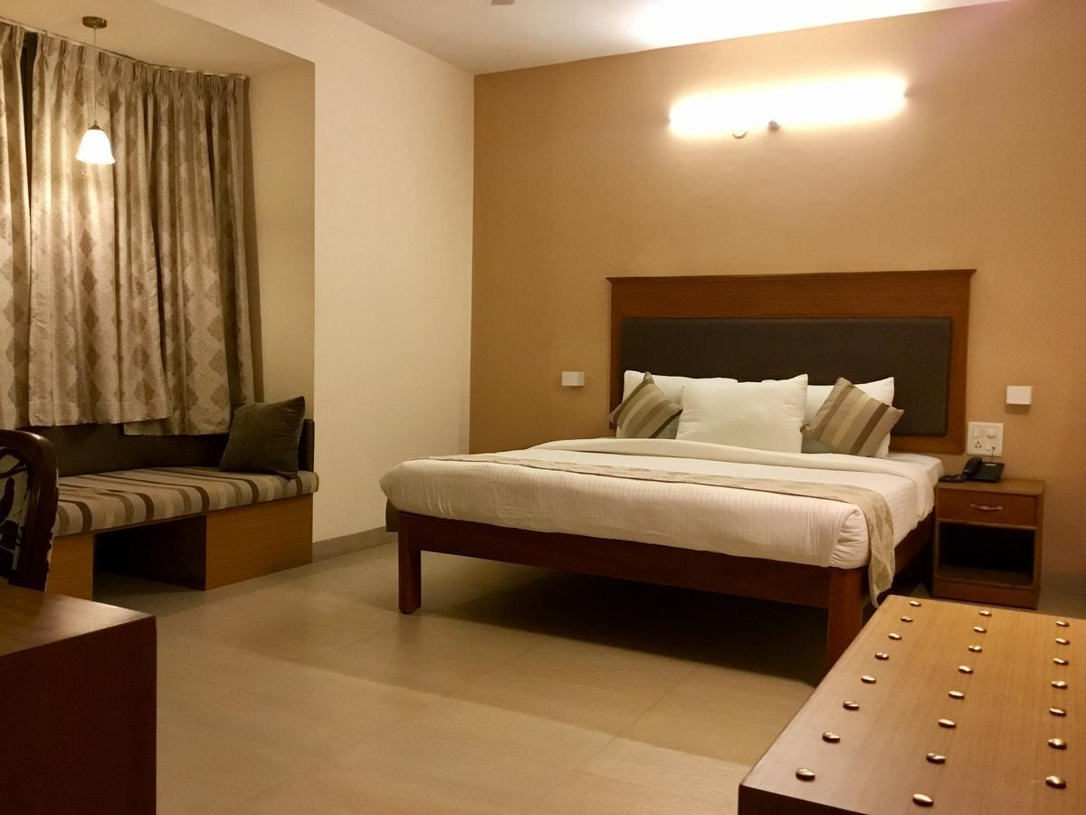 ไส ทาวเวอร์ส Hotel ปุตตาปาร์ถี ภายนอก รูปภาพ