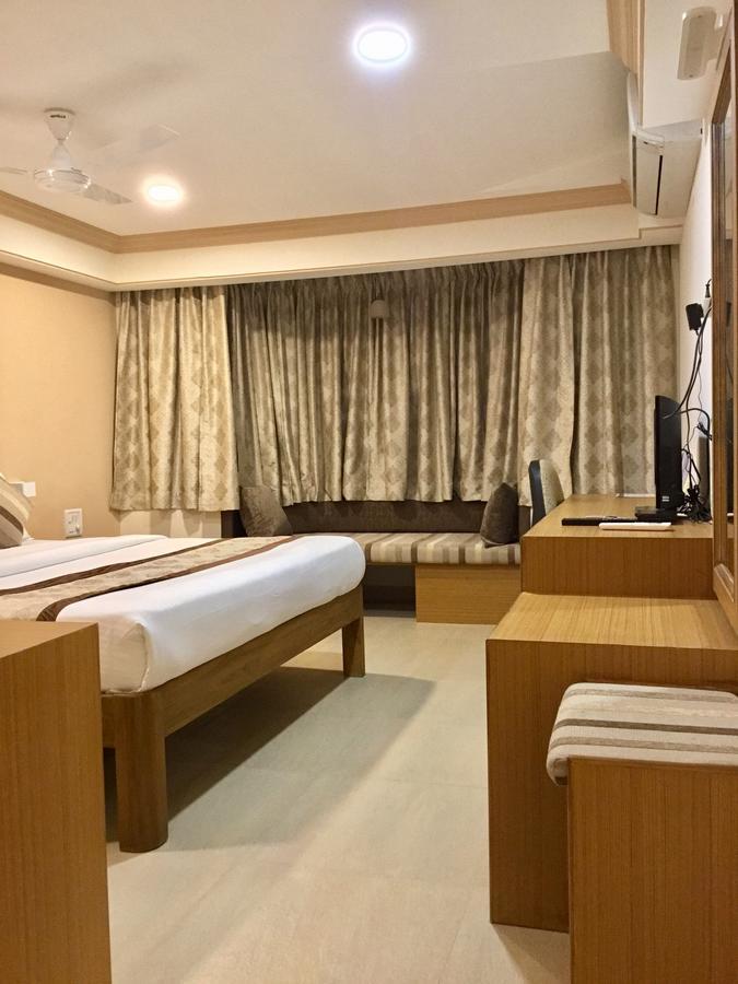 ไส ทาวเวอร์ส Hotel ปุตตาปาร์ถี ภายนอก รูปภาพ